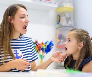 Opóźniony Rozwój Mowy u Dziecka: Kiedy Reagować i Jak Wspierać?